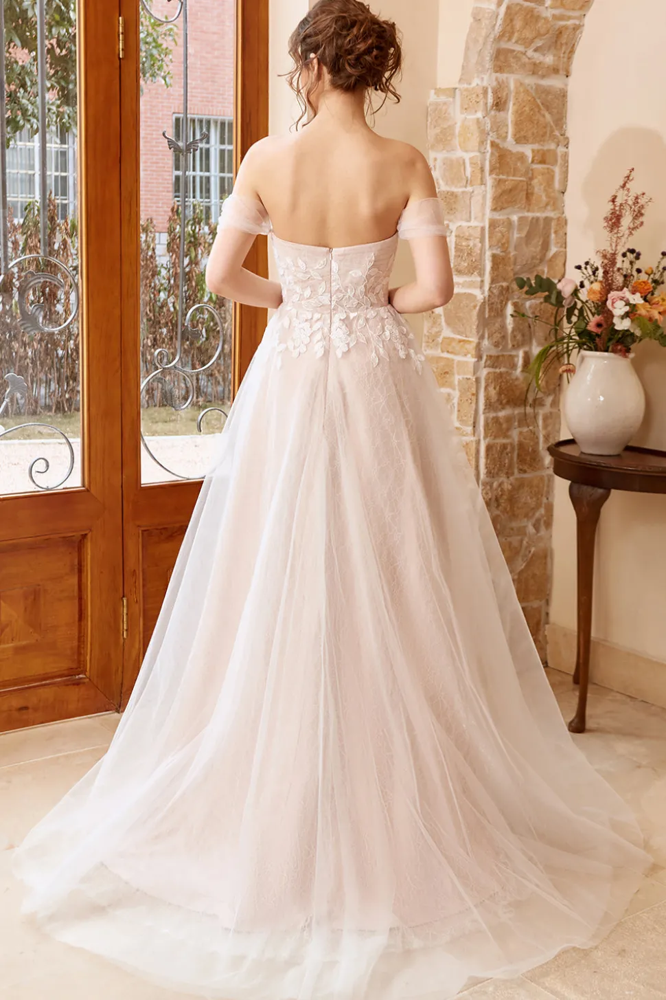 Appliques Tulle Halter Wedding Dress
