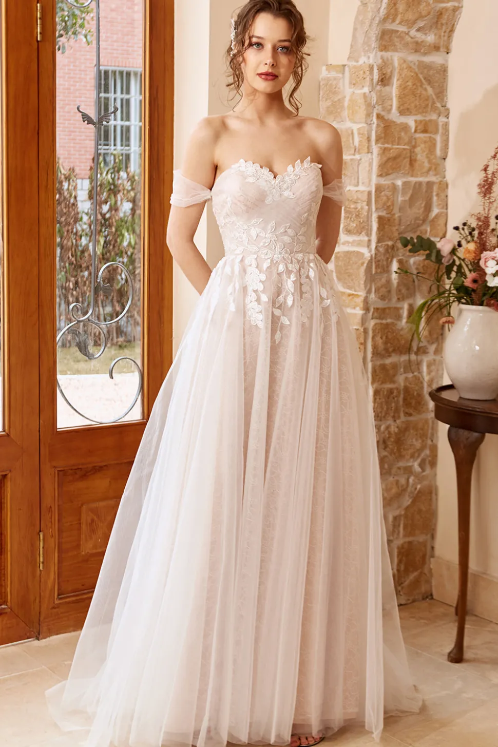 Appliques Tulle Halter Wedding Dress