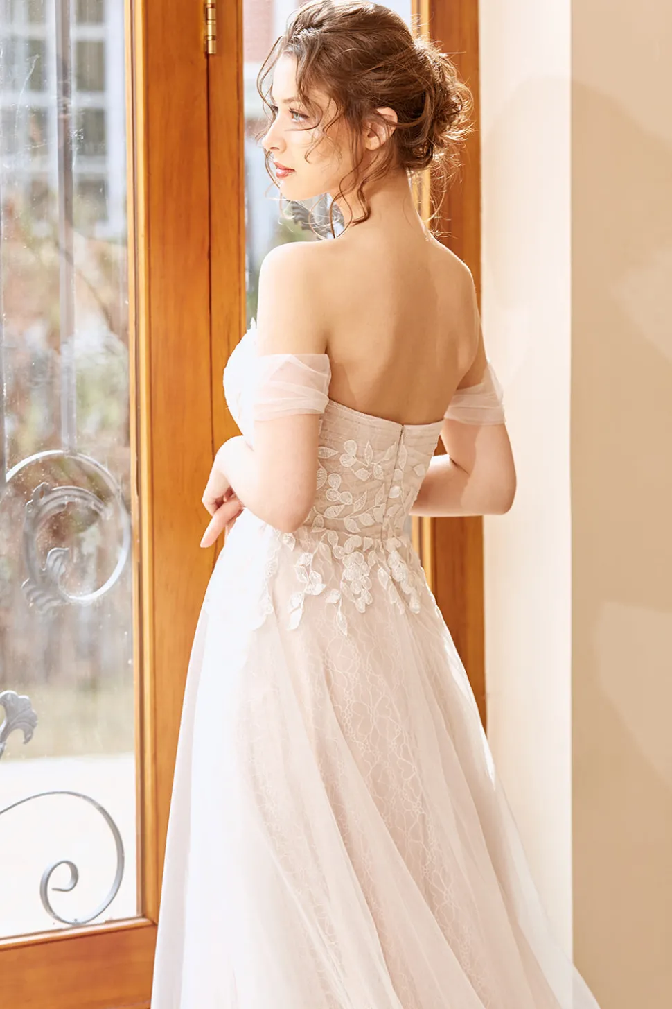 Appliques Tulle Halter Wedding Dress